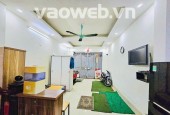 Bán nhà Đê La Thành gia đình tự xây 45m x 5 tầng 3 phòng khép kín rộng - lô góc giá 8,8 tỷ